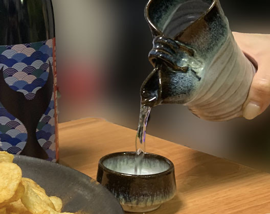 酔鯨 湖池屋オリジナルをとっくりに注ぎます