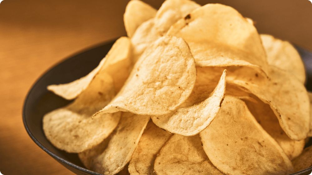 しお味は岩塩と藻塩の2種類の塩を使用した直送便ポテトチップス