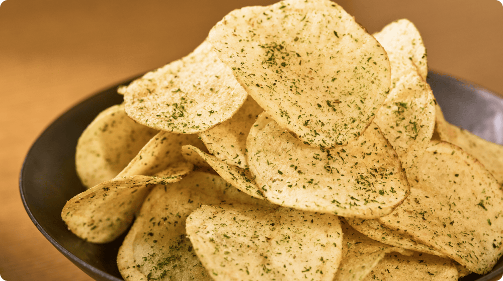 のり塩は香り豊かなすじ青のりを100％使用した、香りを楽しめる揚げたて直送便ポテトチップス