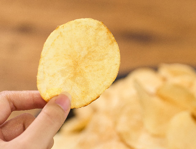 厚切りカットのポテトチップスは噛むほどにじゃがいもの美味しさが広がる