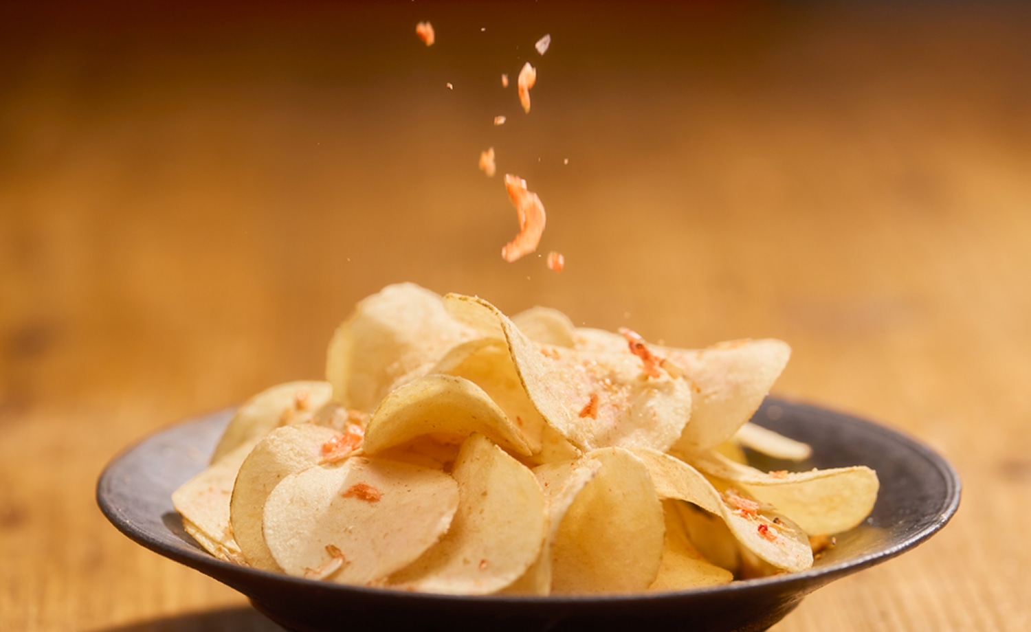 国産じゃがいもの旨みと桜えびの優しい味わいが楽しめるできたてのポテトチップス