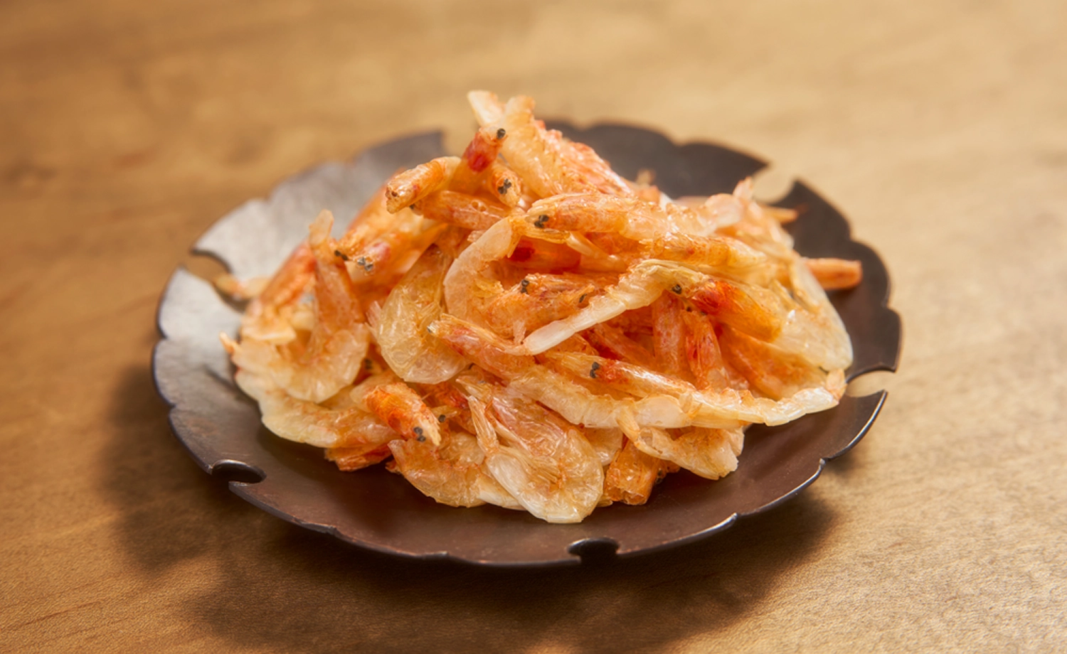 桜エビのトッピング付き。揚げたてのポテトチップスにふりかけてお楽しみください