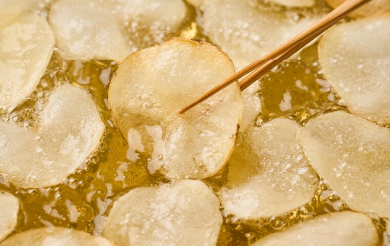 揚げたてだからこそのサクサクで軽快な食感のポテトチップス
