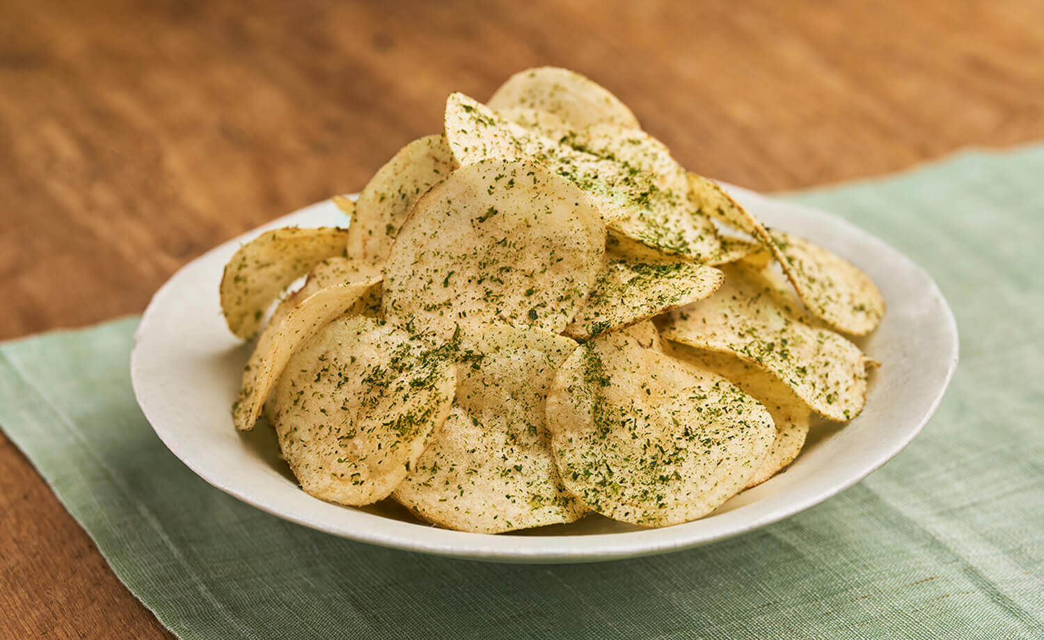 夏限定の揚げたてのポテトチップスは海苔とほんのり優しいワサビ仕立て