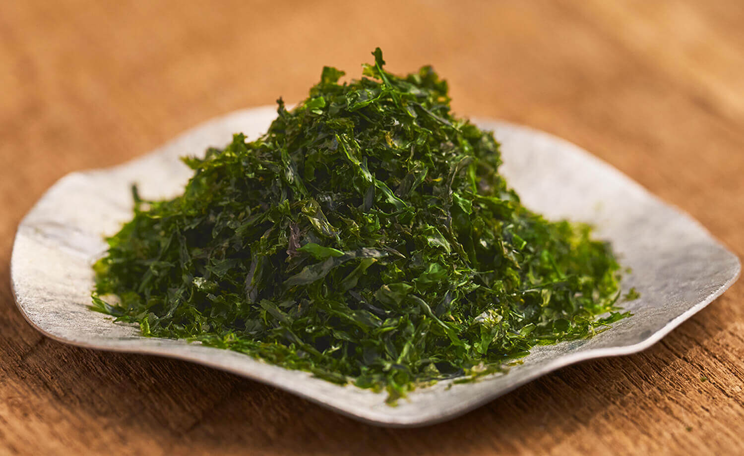 別添の伊勢湾産ばら海苔は風味豊かで揚げたてポテチと相性抜群