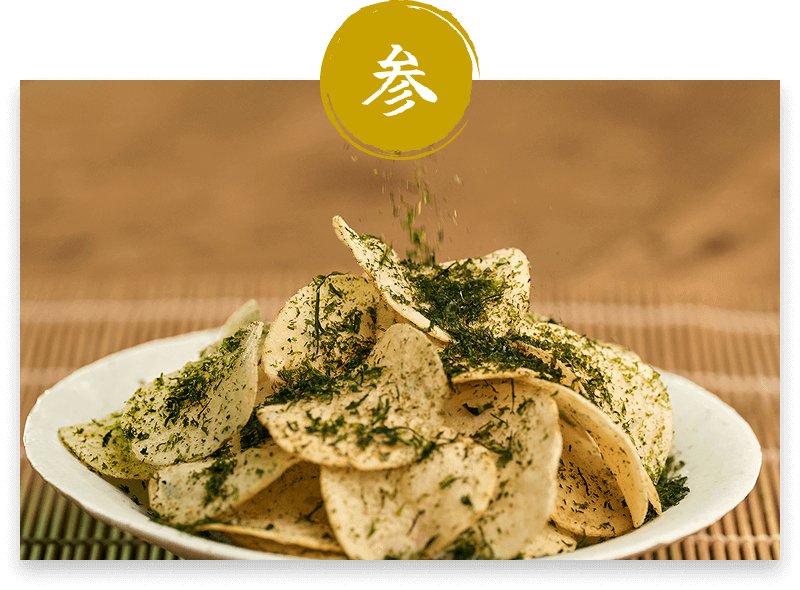 ばら海苔を揚げたてポテチ全体に振りかけて、のりの香りをより楽しむ