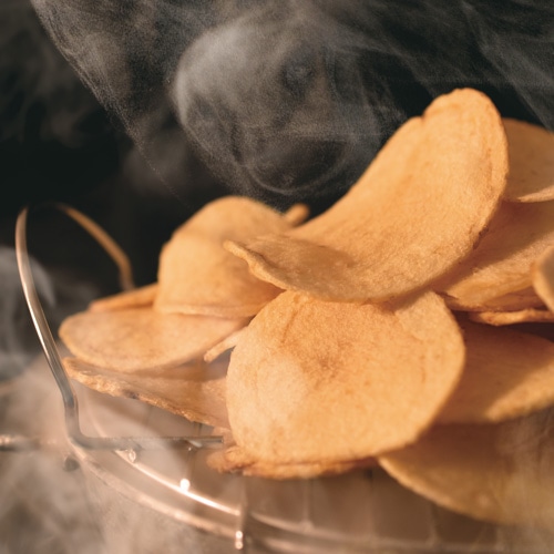 国産じゃがいもを使用した厚切りポテトチップスを丸ごと燻製