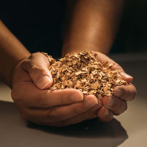 燻製職人こだわりの季節の素材を使用したスモークチップでじっくり燻製