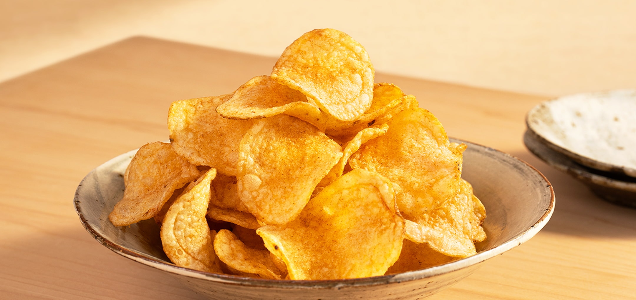 湖池屋ポテトチップス  鯨乃友は鰹の酒盗の濃厚な味わいとと柚子皮の爽やかな香りがクセになる一枚