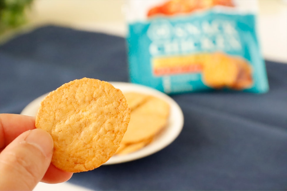 国産鶏肉を米粉やチキンブイヨンなどの材料と合わせ、1枚1枚挟み焼きで製造