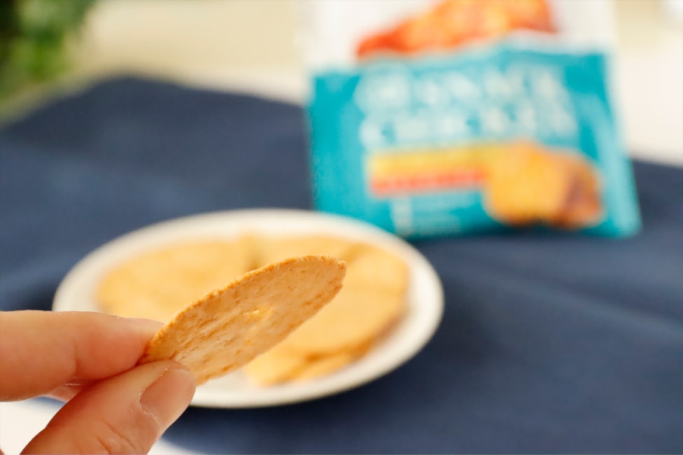 スナックチキンは噛むごと香ばしさが鼻に抜け、鶏肉の濃厚な旨みが口の中に広がります