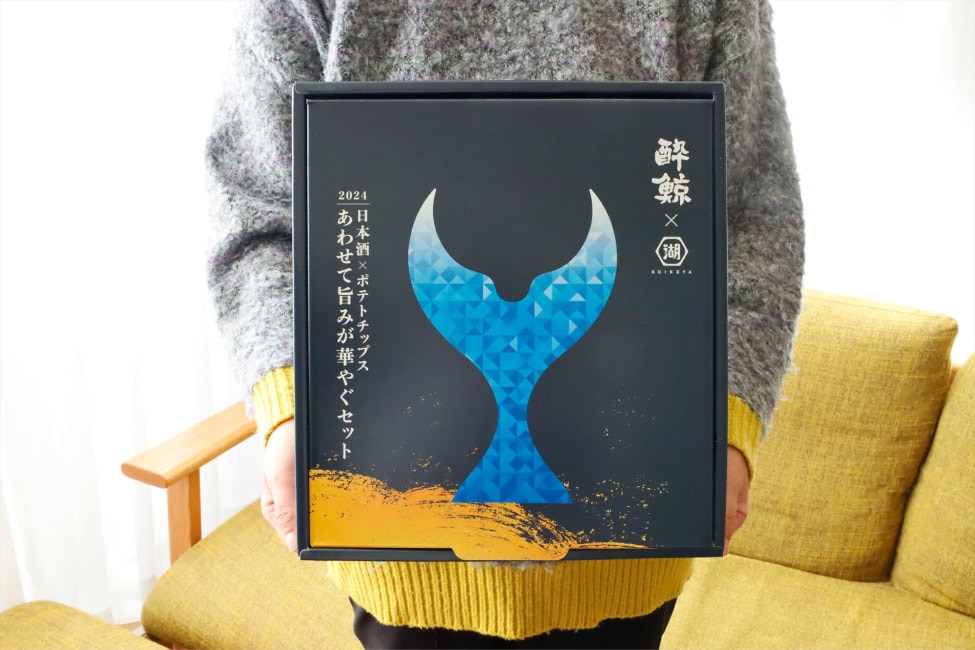 30㎝四方の大きさのパッケージには酔鯨の鯨の尾びれのデザインが描かれています