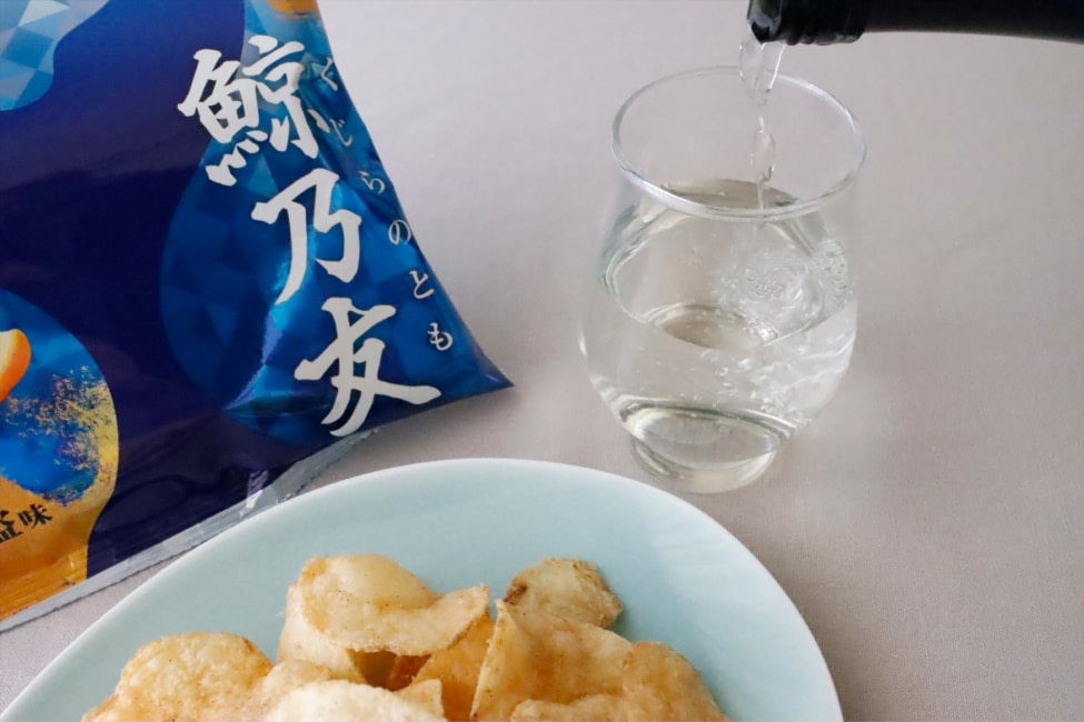 酔鯨の日本酒と湖池屋のポテトチップスを一緒に食べることで旨みが深まり、香りがさらに華やかに広がる