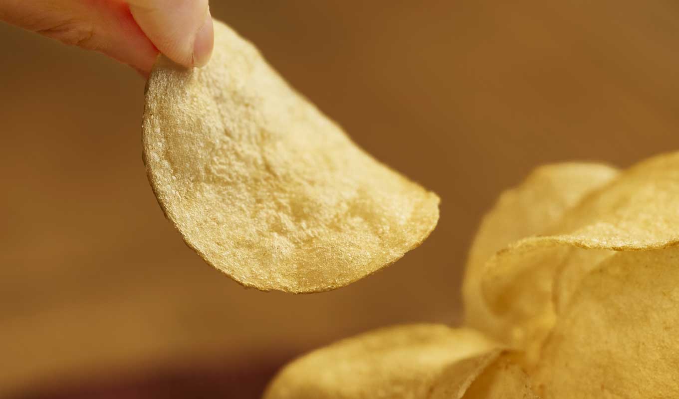 まずはそのまま食べることで、揚げたてのポテトチップスの美味しさとだし素材と柚子の香りを楽しむ