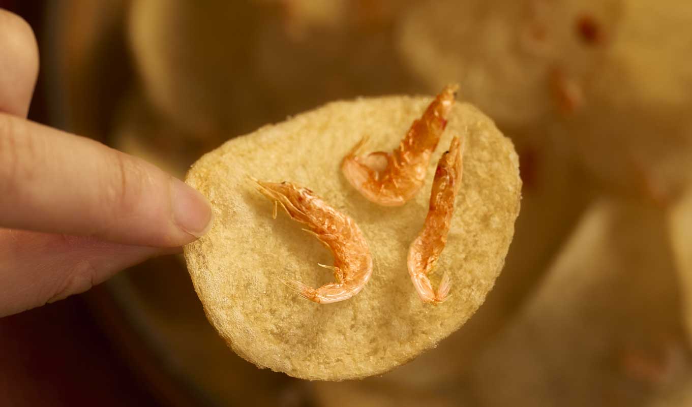 ポテトチップスにとトッピングの桜えびをのせて、風味を贅沢に楽しむ