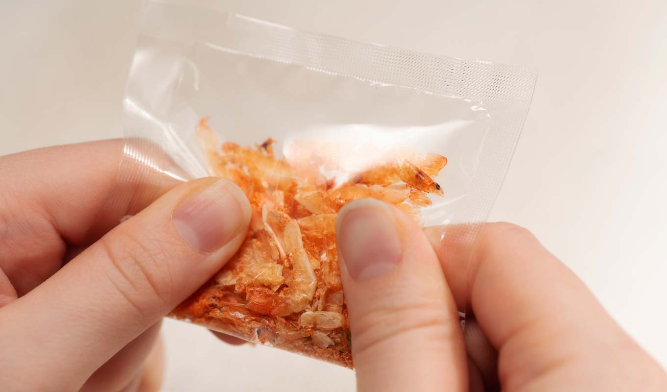 桜えびを砕いてチップスにふりかけることでより香りが楽しめる