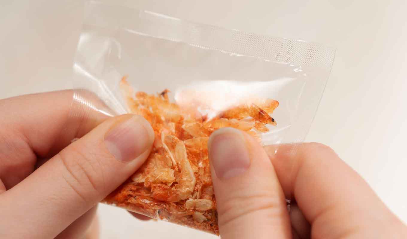 桜えびを砕いてチップスにふりかけることでより香りが楽しめる