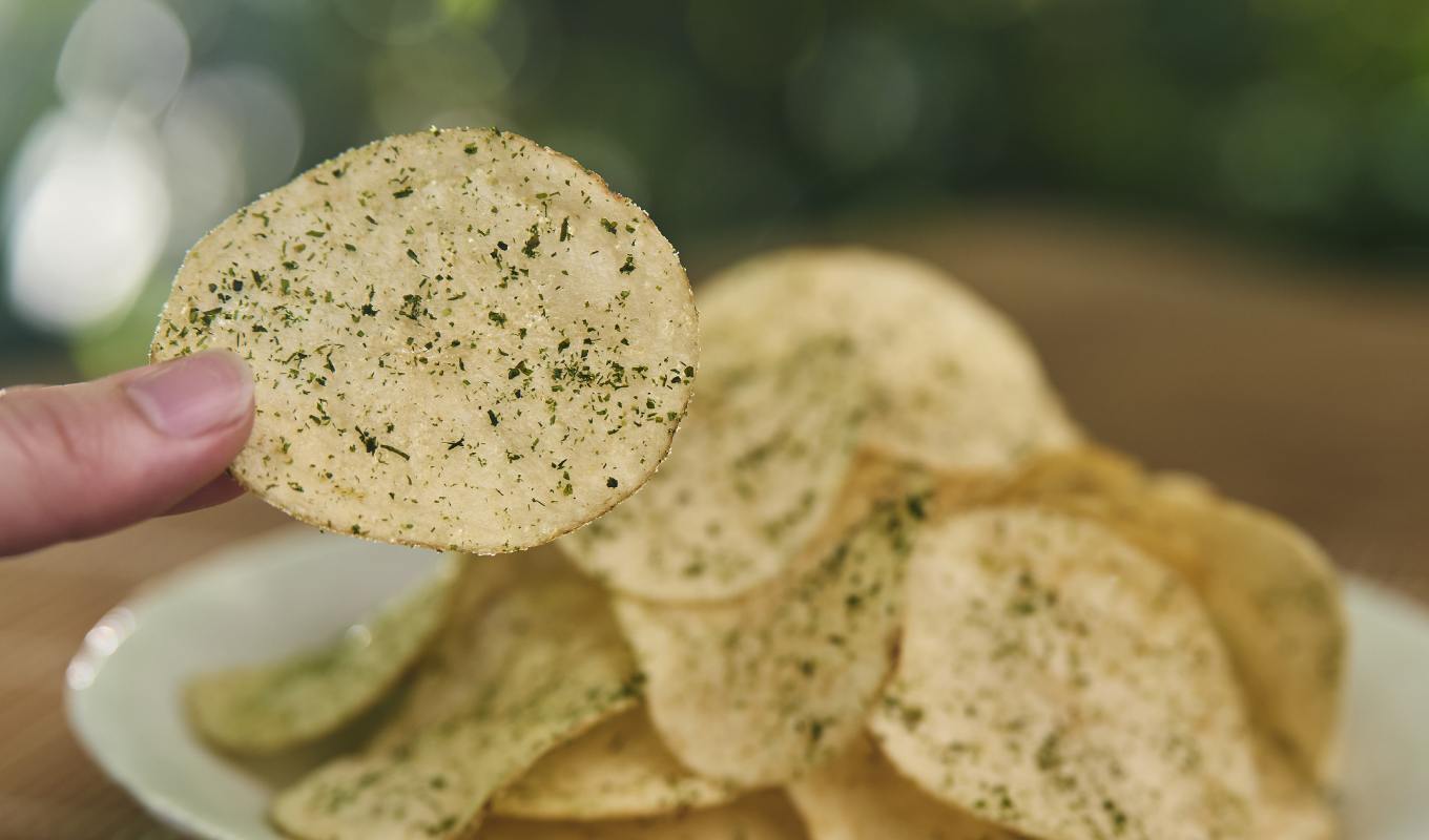 まずはそのまま食べることで、揚げたてのポテトチップスの美味しさとのりとワサビの優しい香りを楽しむ