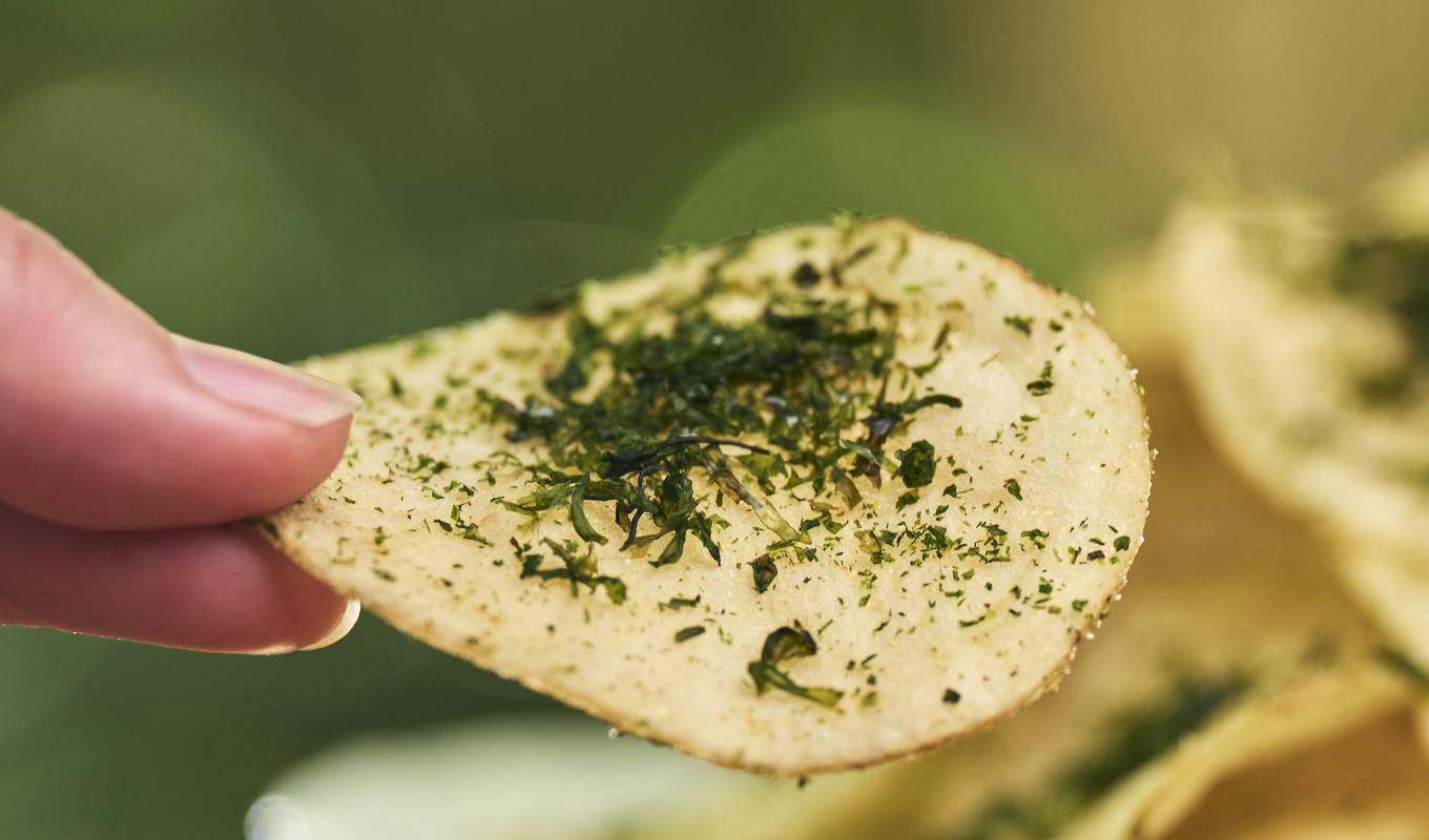 ポテトチップスにたっぷりとトッピングのばら海苔をのせて、風味を贅沢に楽しむ