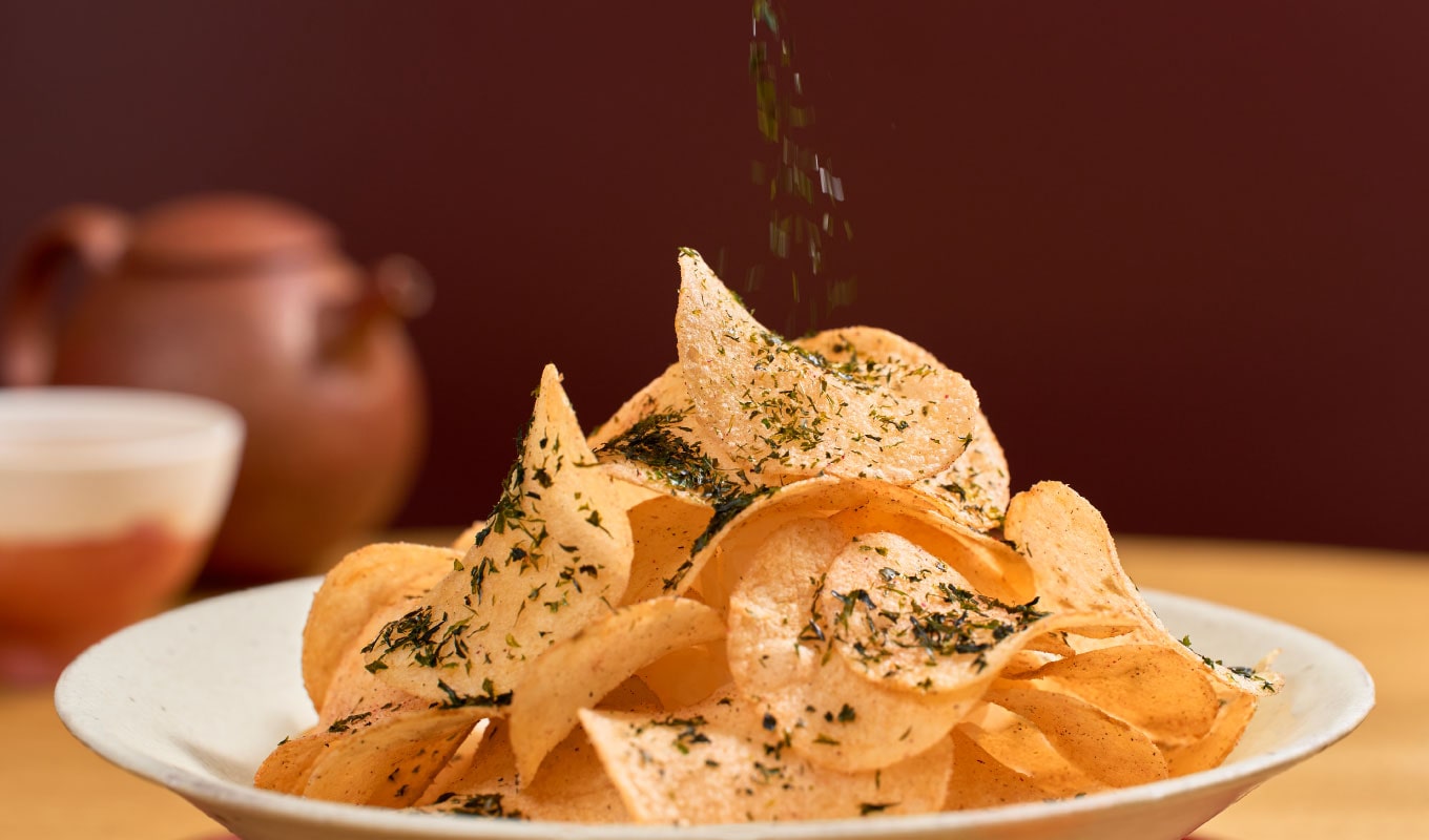 ばら海苔をポテチ全体に振りかけて、梅とばら海苔の間違いない組み合わせを楽しむ