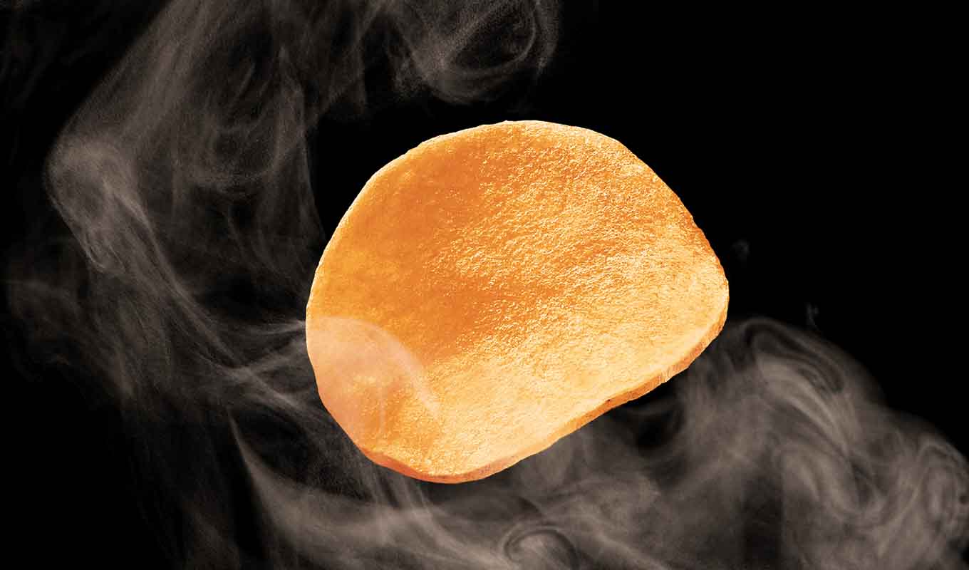 ヒッコリースモークチップを使って丸ごと燻製された夏限定のポテトチップス