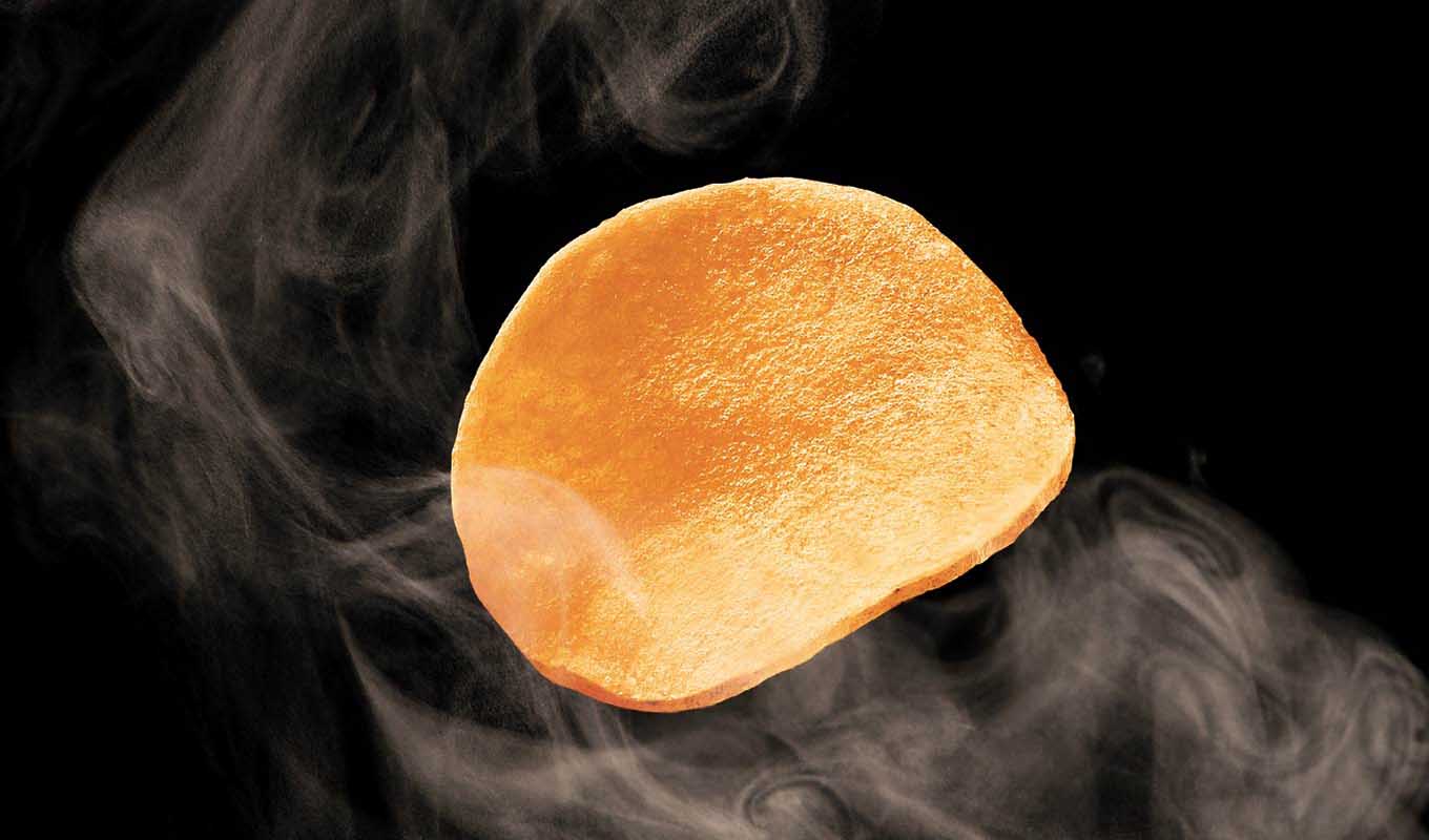 りんごスモークチップを使って丸ごと燻製された冬限定のポテトチップス